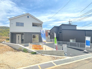 【外観】 | 呉市川尻町東4丁目（全1棟） | モノトーンを基調とした落ち着きのある外観デザイン。前面道路との高低差が少なく、スムーズな入出庫が可能です。並列での駐車スペースに加え、自転車やバイクを置くゆとりも確保されています。