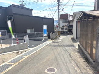 【前面道路含む現地写真】 | 呉市川尻町東4丁目（全1棟） | 物件前面の道路状況です。周辺は高い建物が少なく、開放的な空が広がる閑静な住宅地。落ち着いた環境で日々の生活を送ることができます。