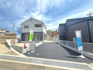 【外観】 | 呉市川尻町東4丁目（全1棟） | モノトーンの切り返しがスタイリッシュな外観。並列駐車が可能な広々としたカースペースを確保しており、前面道路との段差も少なく入出庫がスムーズです。宅配ボックス付きの門柱が、日々の利便性を高めます。