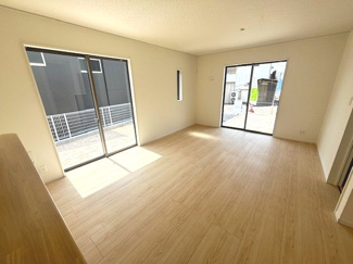 【居間・リビング】 | 呉市川尻町東4丁目（全1棟） | 16.75帖のゆとりあるLDKです。ナチュラルな木目調のフローリングと白壁が明るい空間を演出し、家具配置のしやすい長方形のレイアウト。キッチンからリビング全体が見渡せるため、家族との会話も弾みます。