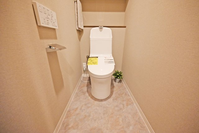 日興千里丘スカイマンションB棟のトイレ|新調済みのトイレでウォシュレット機能が付いており、清潔で心地よくご利用いただけます。