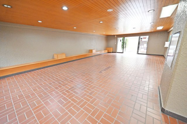 日興千里丘スカイマンションB棟のエントランス|広々としたエントランスロビーです。