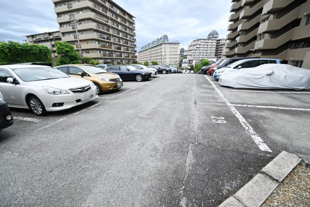 日興千里丘スカイマンションB棟の駐車場|敷地内駐車場です。
