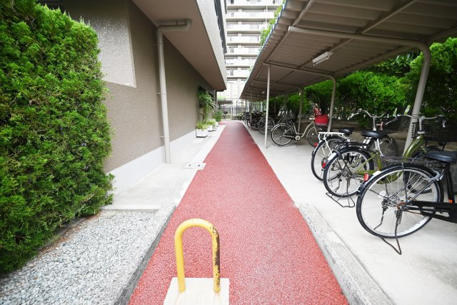 日興千里丘スカイマンションB棟の駐輪場|敷地内駐輪場です。