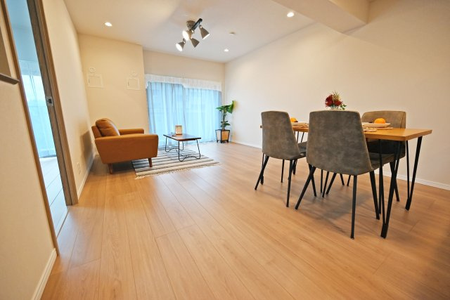 日興千里丘スカイマンションB棟の居間・リビング|LDK約17帖
南向きバルコニーに面したリビングダイニングは、明るい陽光が差し込む心地よい空間です。朝から爽やかな光に包まれ、明るく快適な時間をお過ごしいただけます。