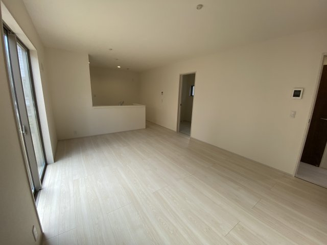 【いわき市内郷白水町／3号棟】3LDK＋タタミコーナー＋2WICの前面道路含む現地写真|同施工◆リビングの写真です◆　ホームパーティーも盛り上がりそうなおしゃれなリビング♪　広いリビングで快適に、ゆったりと過ごせますね♪