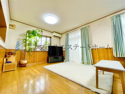 【居間・リビング】 | 長田区長尾町2丁目戸建 | LDKは約16.4帖の広さ。リビングは、落ち着いた色合いのフローリングが特徴です。
