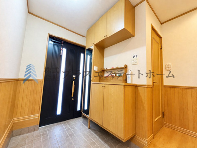 【玄関】 | 長田区長尾町2丁目戸建 | 広々玄関で来客時も安心♪天井高のシューズボックスもあるためたくさんの靴を収納できます♪