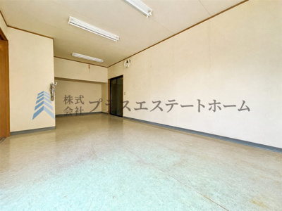 【その他】 | 長田区長尾町2丁目戸建 | 約15.3帖のフリースペース付き♪※画像は実際の写真に家具・調度品を消去するAI加工を施しています