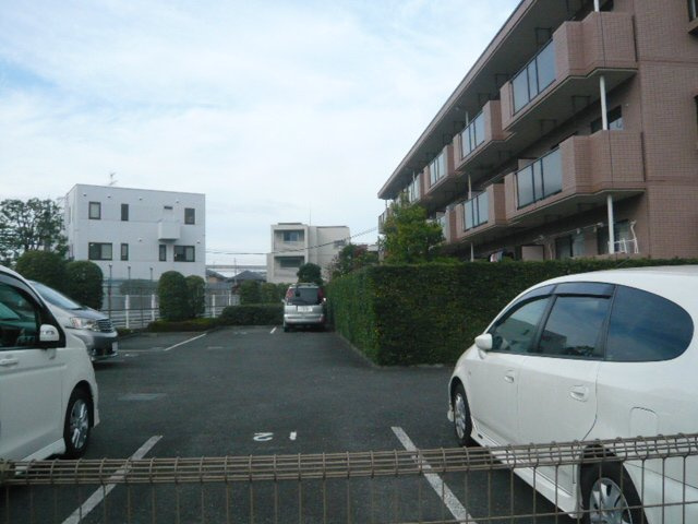 リヴェール高幡７の駐車場