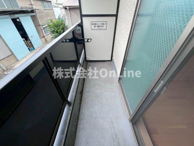 大阪市平野区加美東４丁目のアパートのバルコニー