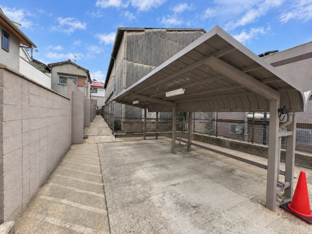 ディオ・フェルティ枚岡のその他|屋根付きのバイク置場。大切なバイクを雨や直射日光から守りやすい環境です。