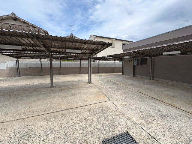 ディオ・フェルティ枚岡の駐車場|屋根付きの駐輪スペースを確保。雨の日にも自転車が濡れにくく、日常使いに便利です。