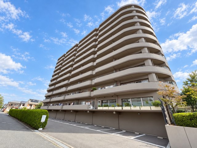 ディオ・フェルティ枚岡の外観|重厚感のある外観デザイン。毎日帰る住まいとして、落ち着きと安心感を感じられる佇まいです♪