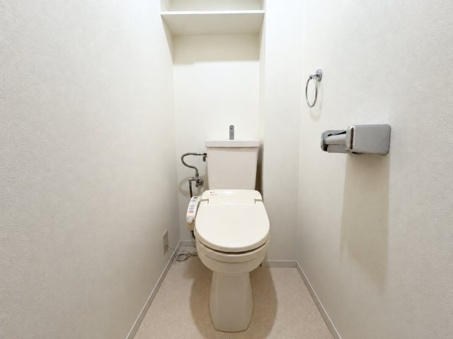 ディオ・フェルティ枚岡のトイレ|上部には収納スペースを確保。トイレットペーパーや掃除用品などをまとめて置けるため、空間をすっきり使えます。