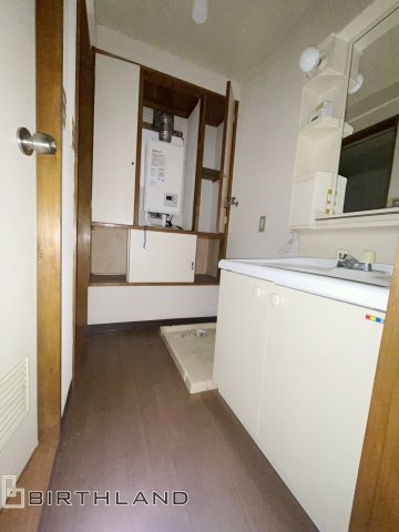 信和大町マンションの独立洗面台