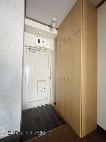 信和大町マンションの玄関