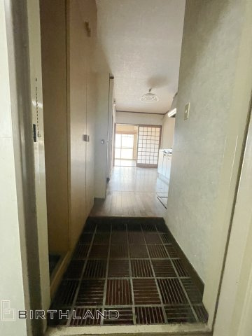 信和大町マンションの玄関