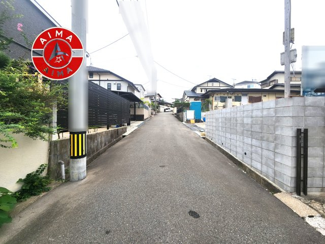 糟屋郡志免町桜丘2丁目第3-1棟（1号棟）の前面道路含む現地写真|前面道路は閑静な住宅地をはしる車通りの少ない道路。お車の出し入れが苦手なママや小さなお子様にも安心ですね。しっかり舗装もされているので、ベビーカーや自転車で通っても快適に通行できます。