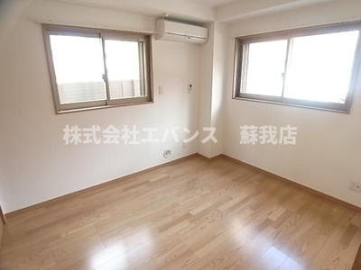 【寝室】 | プラチナレジデンス | 広くて明るい寝室