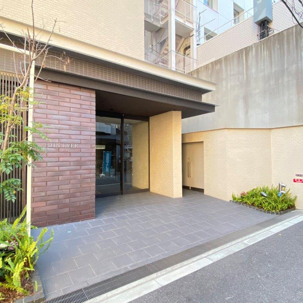 Jinever上本町のエントランス