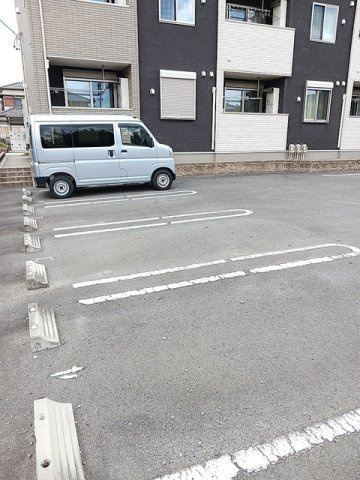 シャイニーの駐車場