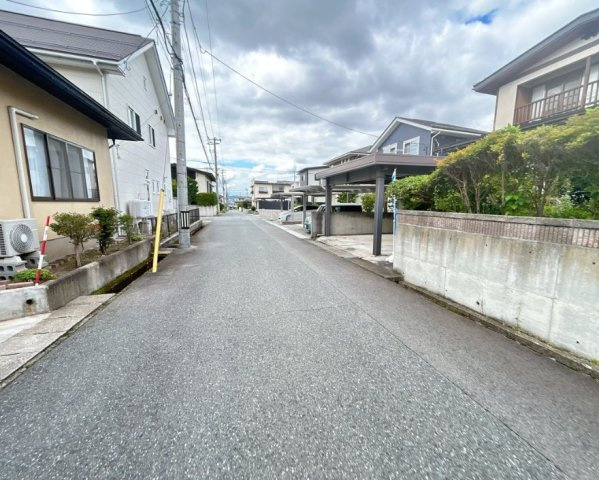 山形市中桜田【中古住宅】の駐車場|前面道6mで広々です。