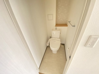 温水洗浄便座付きのトイレです♪