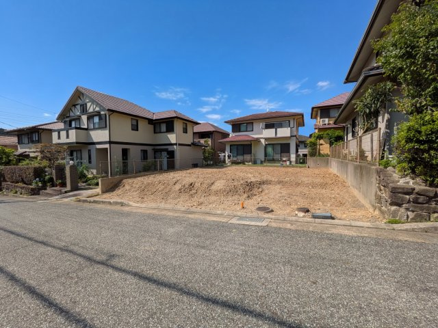 建築条件なしの土地分譲：お好きなハウスメーカーや工務店を自由に選んで家を建てることができます。