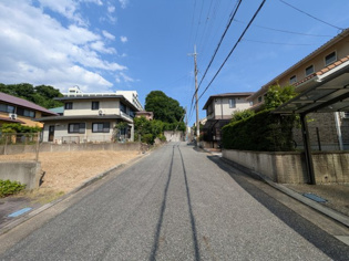 明峰小学校まで徒歩12分、明峰中学校まで徒歩7分と、通学しやすい距離にあります。