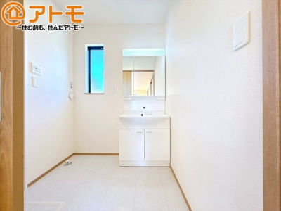 【独立洗面台】 | 御殿場市東田中1丁目826番　新築一戸建て　Ｂ号棟 | 洗面所って朝に混み合いませんか？広々とした脱衣所、３面鏡の独立洗面台で朝の時間を少しお手伝い♪