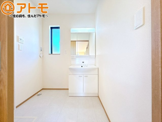【独立洗面台】 | 御殿場市東田中1丁目826番　新築一戸建て　Ｂ号棟 | 洗面所って朝に混み合いませんか？広々とした脱衣所、３面鏡の独立洗面台で朝の時間を少しお手伝い♪