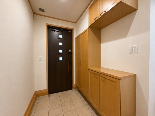 中古戸建　岐阜市日野北5丁目　平成21年築の玄関|※AI加工により調度品を消除しています。