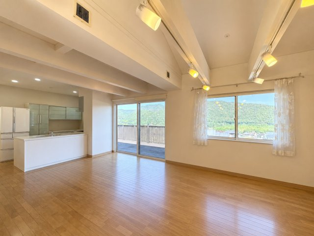 中古戸建　岐阜市日野北5丁目　平成21年築の居間・リビング|リビング別角度※AI加工により調度品を消除しています。