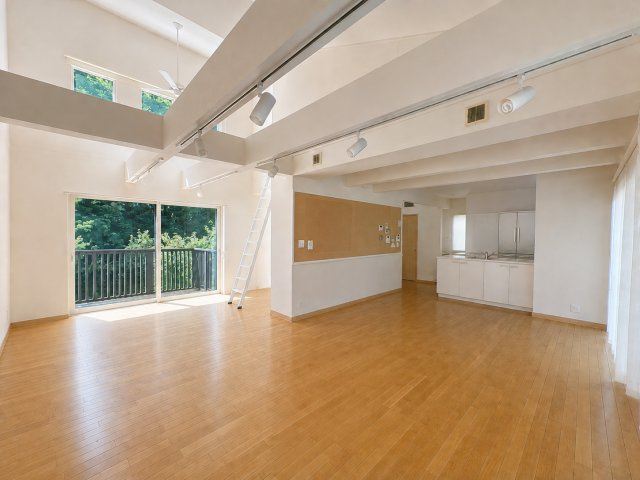 中古戸建　岐阜市日野北5丁目　平成21年築の居間・リビング|※AI加工により調度品を消除しています。