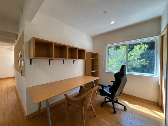 中古戸建　岐阜市日野北5丁目　平成21年築の居間・リビング|キッチン横のスペースです。※AI加工により調度品を消除しています。