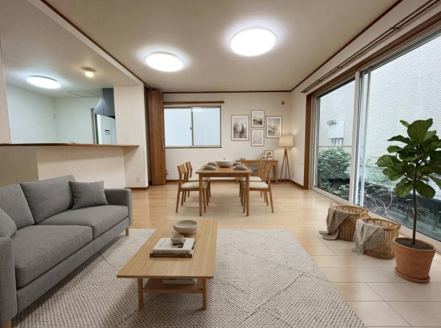 新座市新堀一丁目　中古戸建の居間・リビング|約16帖のリビングは、広々としており開放感があります。