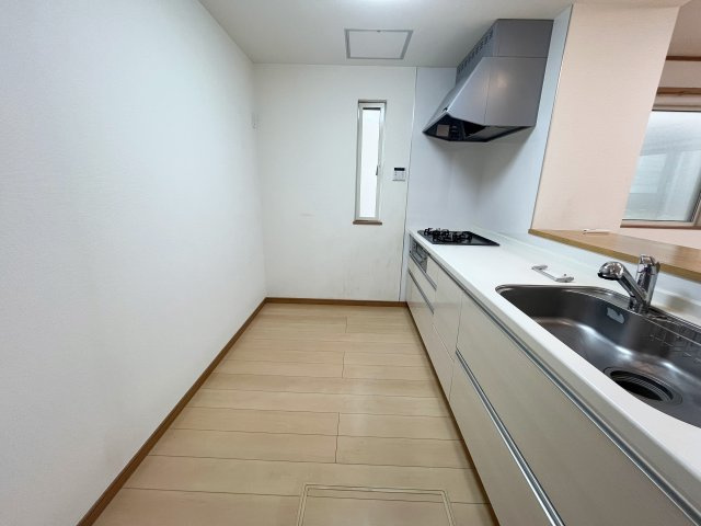 新座市新堀一丁目　中古戸建のキッチン|対面式のカウンターキッチンです。会話を楽しみながらお料理が可能！