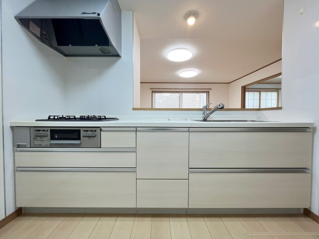 新座市新堀一丁目　中古戸建のキッチン|白を基調としたキッチンは、どんな家具でも相性ばっちり◎