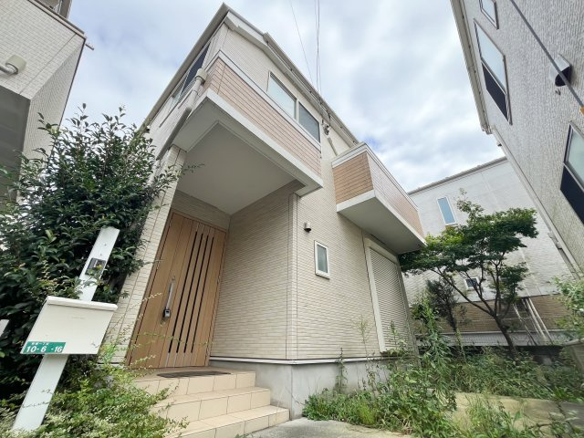 新座市新堀一丁目　中古戸建の外観|落ち着いた色の外壁です。周囲の建物に溶け込み、雰囲気が良いです♪
