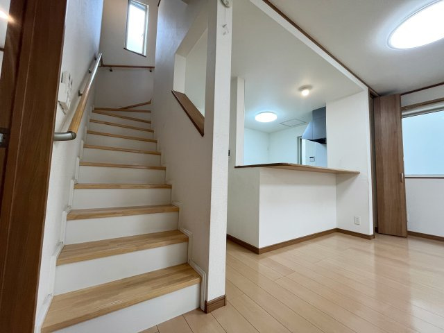 新座市新堀一丁目　中古戸建の居間・リビング|リビングイン階段です。階段がリビング内にあることで家族の会話が増えます！