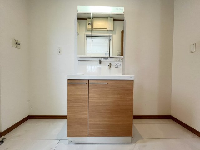 新座市新堀一丁目　中古戸建の独立洗面台|木目調の洗面台は、落ち着いた雰囲気があります。