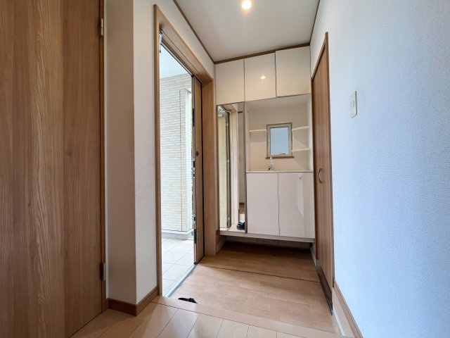 新座市新堀一丁目　中古戸建の玄関|収納が豊富な玄関です。片付けに便利！