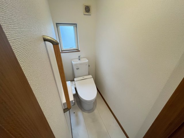 新座市新堀一丁目　中古戸建のトイレ|トイレには手すりがあり、立ち座りに便利！