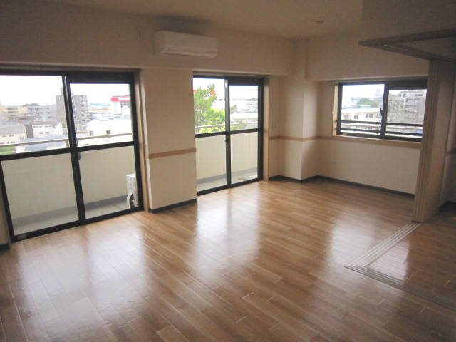 エクセレンス梶ヶ谷 の居間・リビング|洋室のお部屋です。