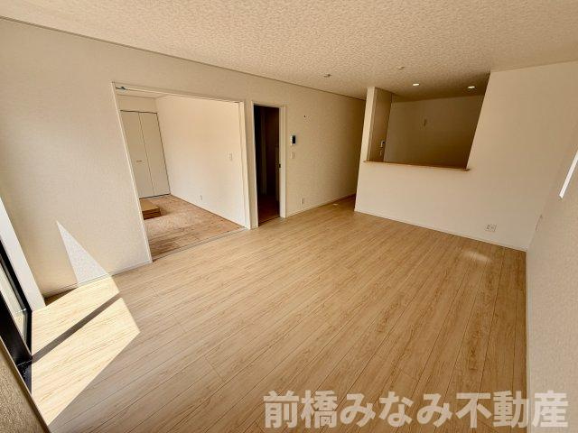 【新築】前橋市青柳町第28　９号棟(全10棟)　クレイドルガーデン　新築建売分譲の居間・リビング|こちらの居間で趣味の時間をお楽しみください