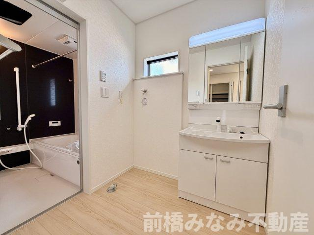 【新築】前橋市青柳町第28　９号棟(全10棟)　クレイドルガーデン　新築建売分譲の独立洗面台|朝の支度にも助かる、独立の洗髪洗面化粧台