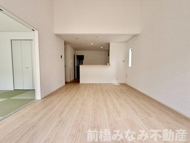 【新築平屋】前橋市青柳町第28　２号棟(全10棟)　クレイドルガーデン　新築建売分譲の居間・リビング|こちらのリビングで趣味の時間をお楽しみください