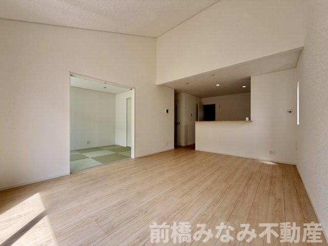 【新築平屋】前橋市青柳町第28　２号棟(全10棟)　クレイドルガーデン　新築建売分譲の居間・リビング|ゆったりとした居間です
