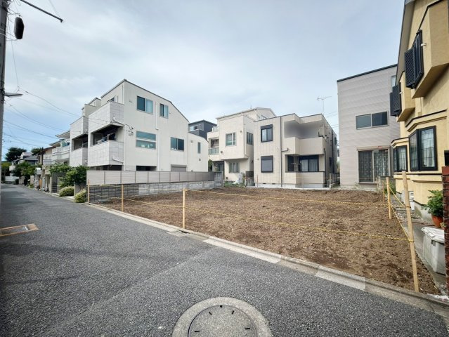 【外観】 | 都営大江戸線「東中野」駅徒歩5分！高台に位置する陽当り良好な整形地です。閑静な住宅街で落ち着いた住環境が整っており、安心感のある毎日をスタートできます♪